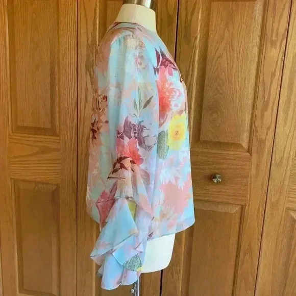 VINCE CAMUTO - Floral Ruffle Sleeve Top - Excellent Condition - Picture 4 of 13